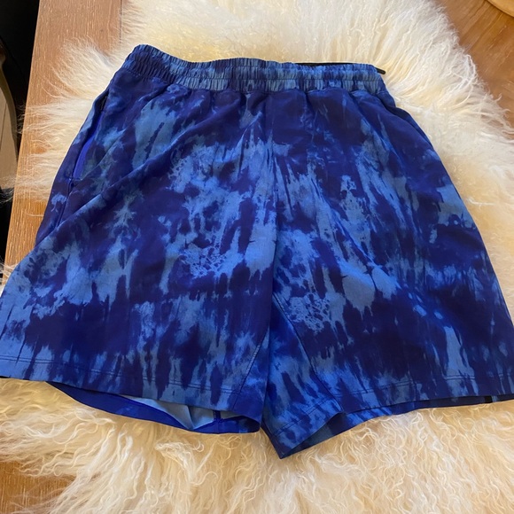 EUC 9/10 Lululemon men’s tie-die shorts in Size S!! - Picture 2 of 7